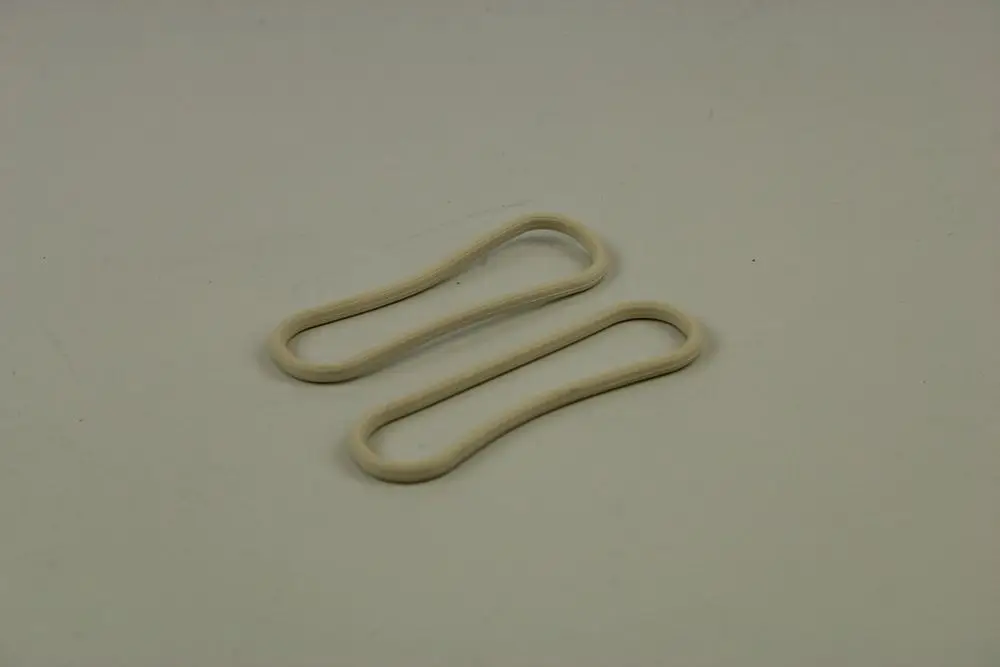 Zwei Dichtungen aus Gummi von Bosch, die eine ovale Form aufweisen und in einem neutralen Farbton gehalten sind, auf einem hellen Hintergrund platziert.